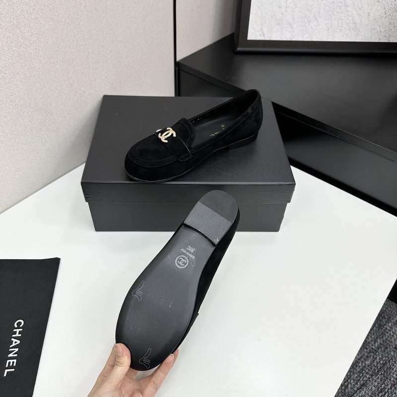 샤넬 클래식 더블 C 로고 가죽 플랫슈즈 001-171465