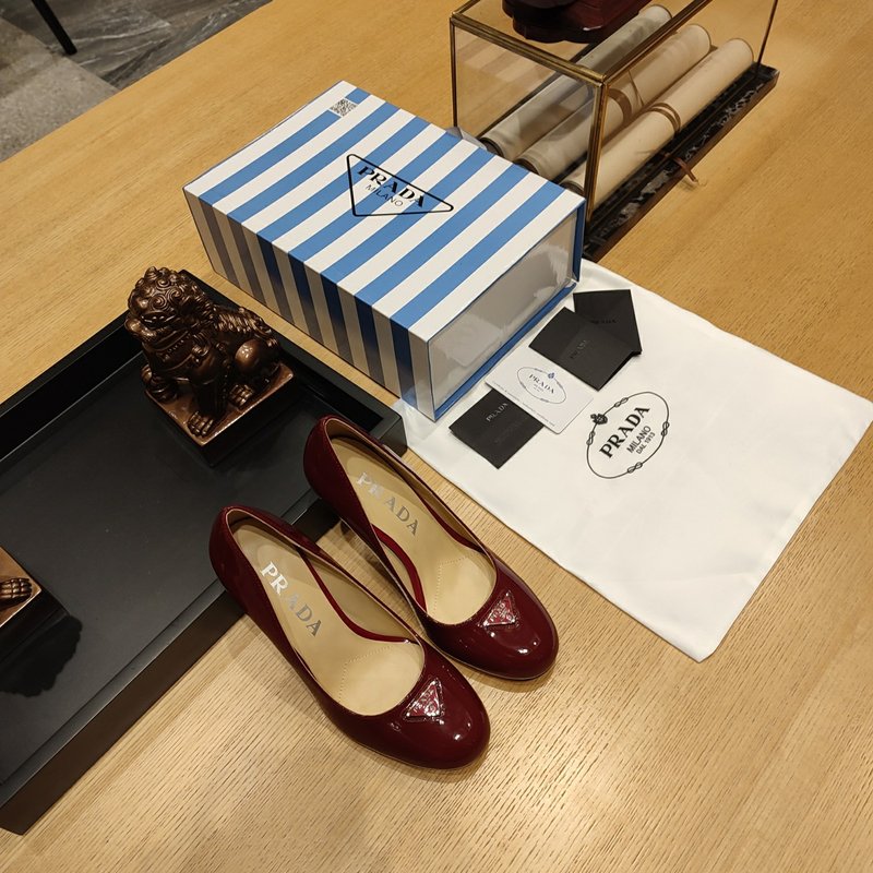 프라다 라운드 토 에지 비즈 가죽 하이힐 펌프스 001-172266