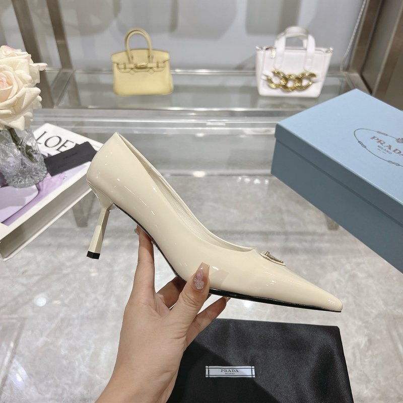 프라다 뾰족한 발끝 에나멜 가죽 하이힐 펌프스 001-172395