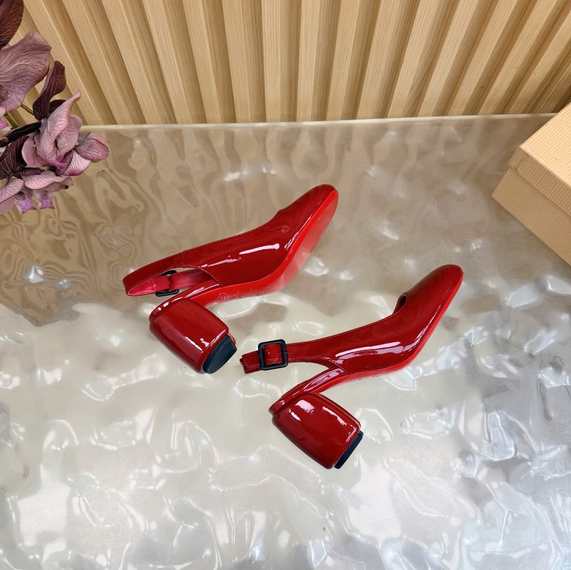 크리스찬 루부탱 장미 장식 에나멜 하이힐 001-172718