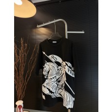 버버리 클래식 엠블럼 프린트 라운드넥 반팔 티셔츠 001-173072