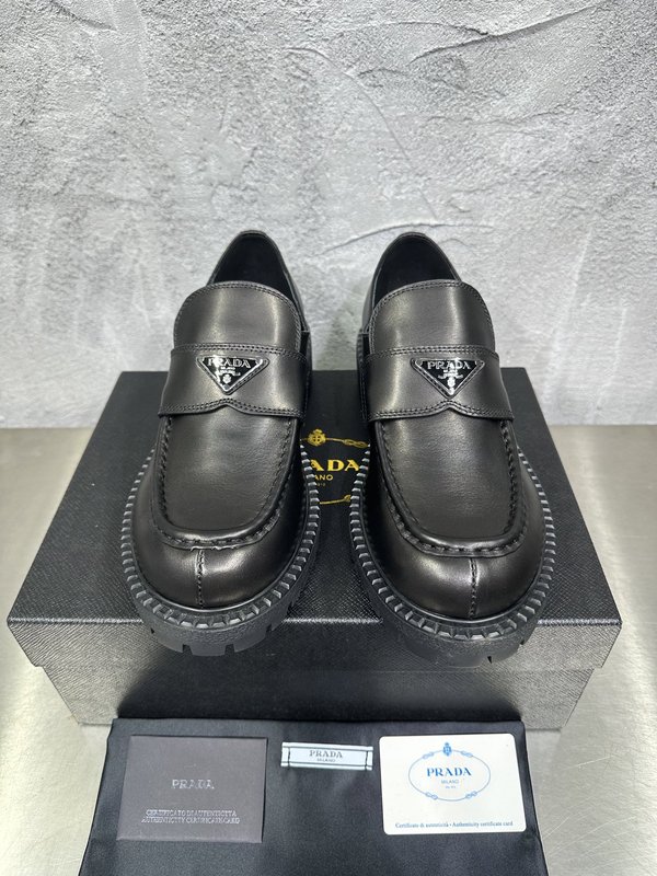 PRADA 에나멜 금속 트리앵글 가죽 로퍼 001-180025