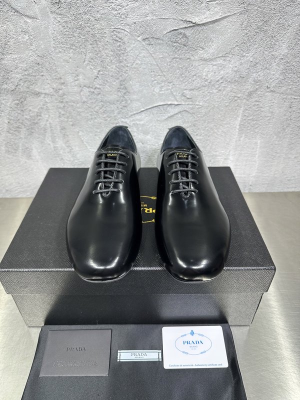 PRADA 레트로 남성 광택 가죽 뮬 슬리퍼 001-180028