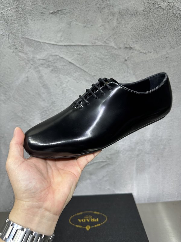 PRADA 레트로 남성 광택 가죽 뮬 슬리퍼 001-180028