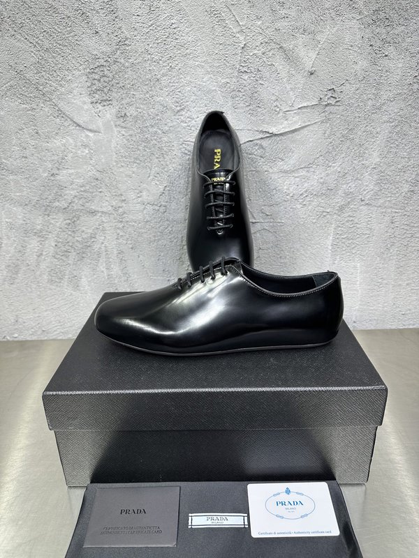 PRADA 레트로 남성 광택 가죽 뮬 슬리퍼 001-180028