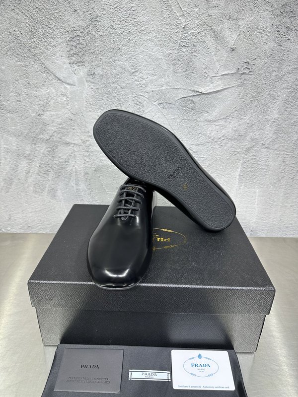 PRADA 레트로 남성 광택 가죽 뮬 슬리퍼 001-180028
