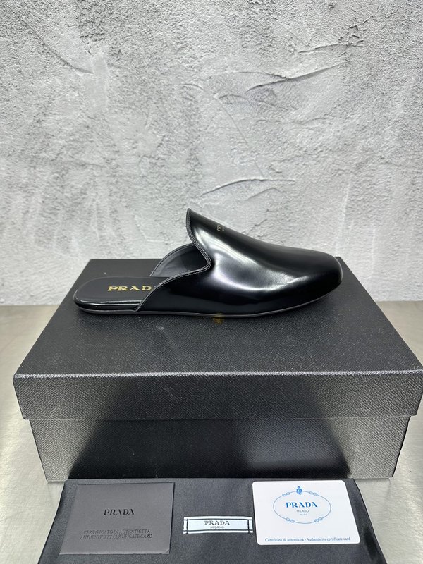 PRADA 레트로 남성 광택 가죽 뮬 슬리퍼 001-180030