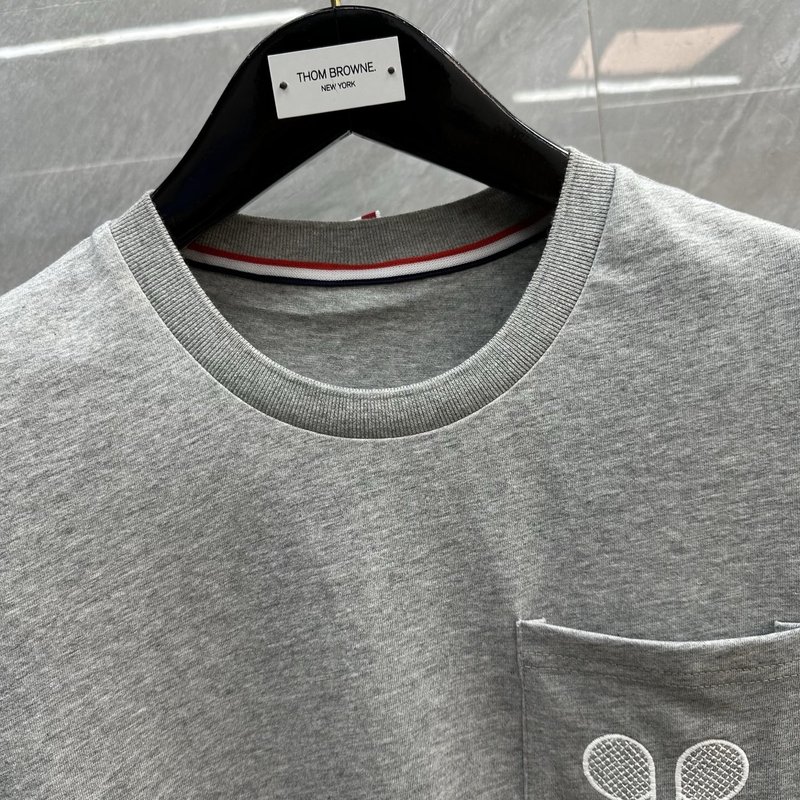 Thom Browne 테니스 라켓 자수 라운드넥 반팔티 001-181227