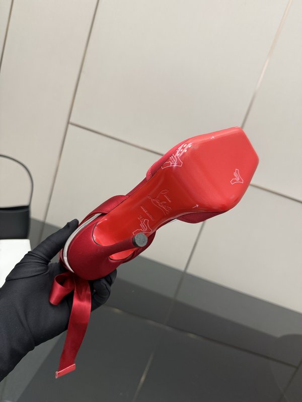 크리스찬 루부탱 스퀘어 토 스트랩 하이힐 001-182440
