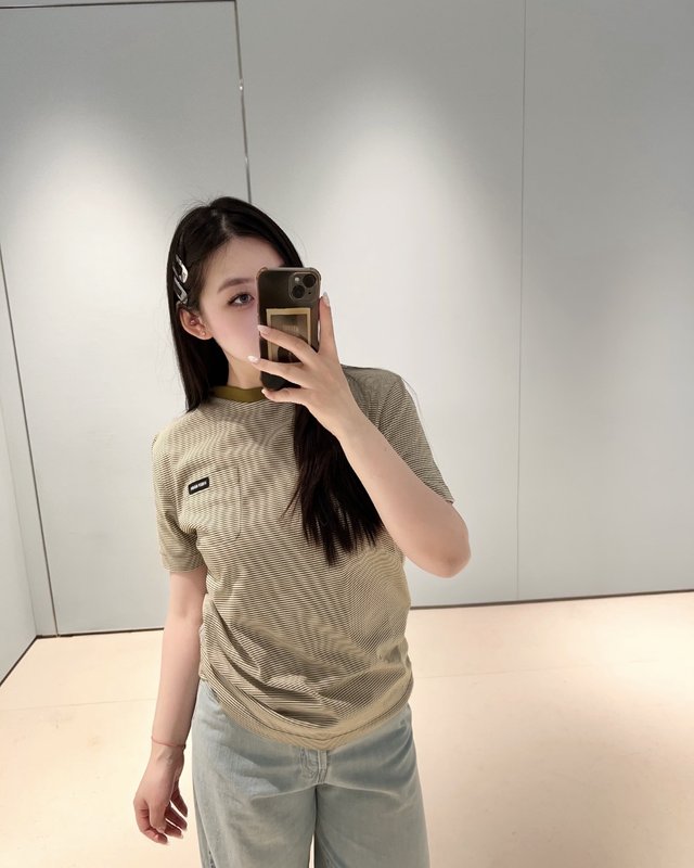 미우미우 올리브 스트라이프 라운드 티셔츠 001-182725