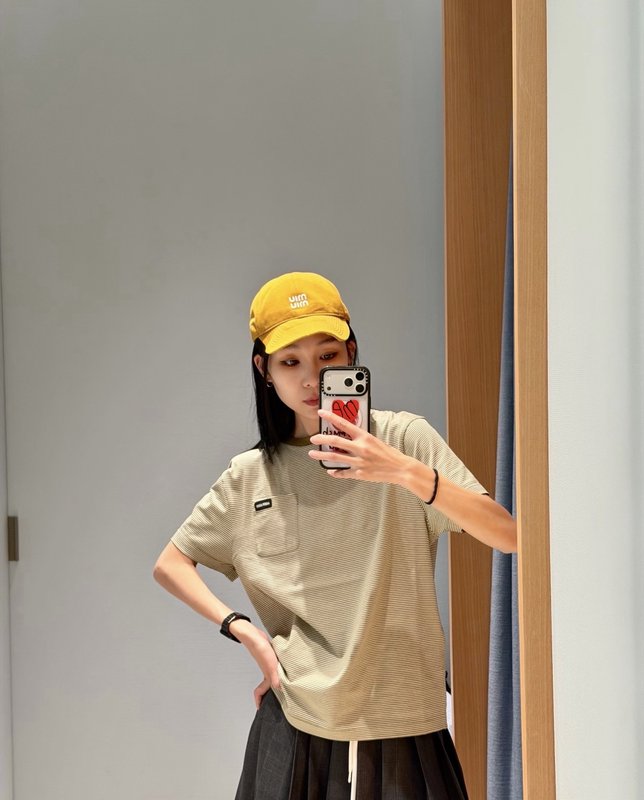 미우미우 올리브 스트라이프 라운드 티셔츠 001-182725