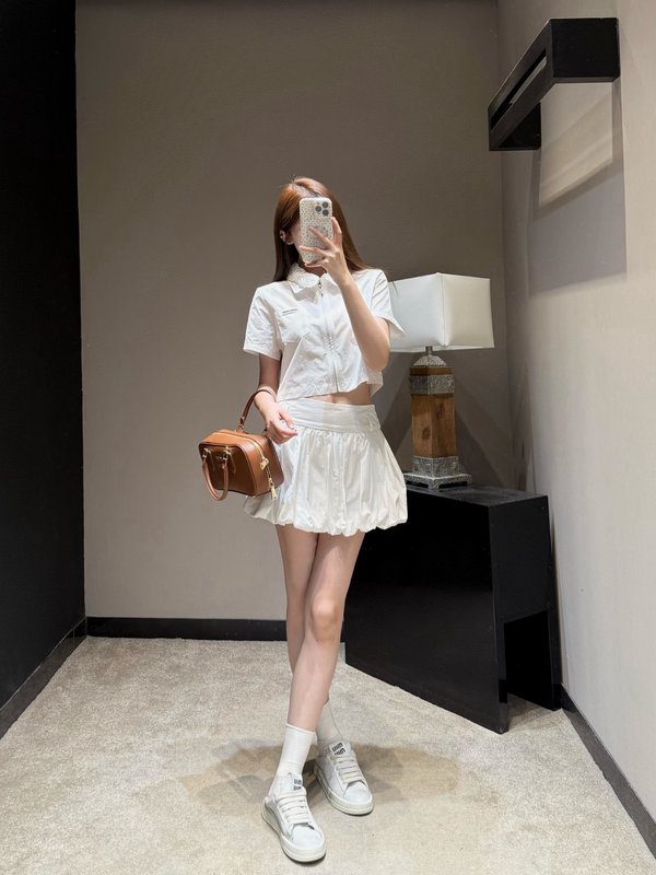 미우미우 화이트 디스크 칼라 지퍼 셔츠 스커트 세트 001-182817