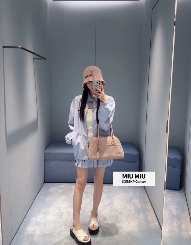 미우미우 스타일 화이트 블루 스플라이스 튜브톱 플리츠 001-182907