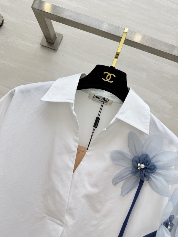 미우미우 스타일 블루 입체 꽃 진주 셔츠 001-182931