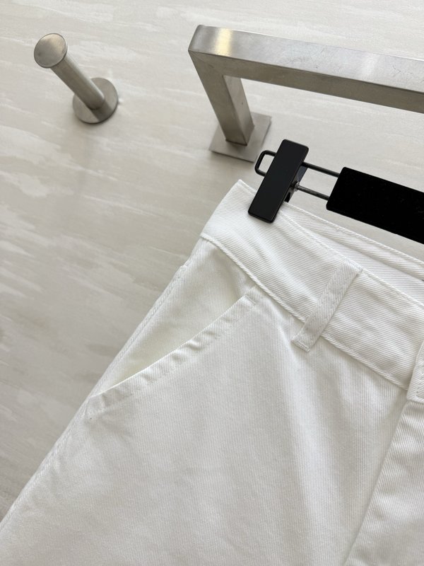 로에베 화이트 아나그램 자수 스트레이트 진 001-183933