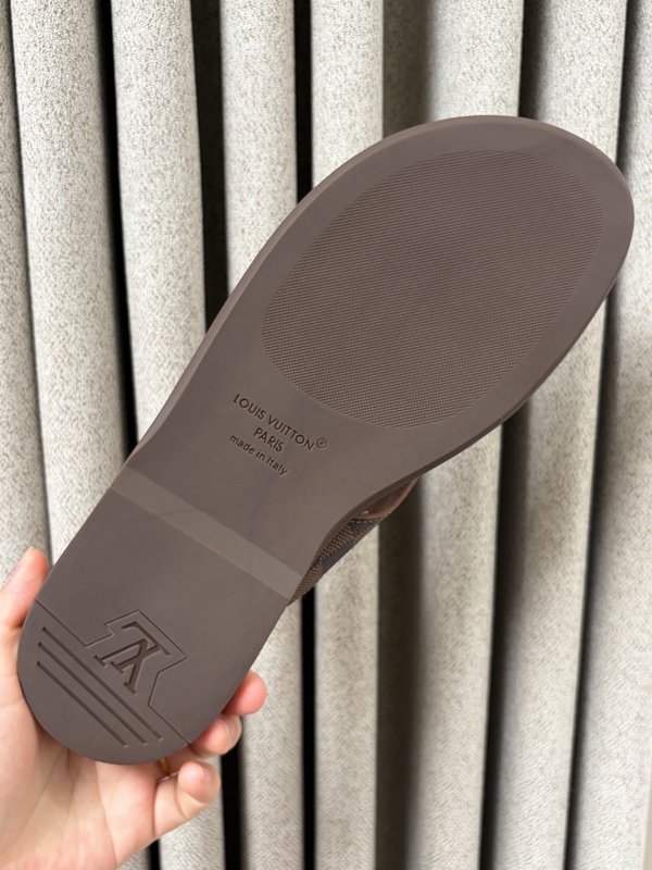 LV 남성 클래식 L 엠보싱 가죽 슬리퍼 001-185374
