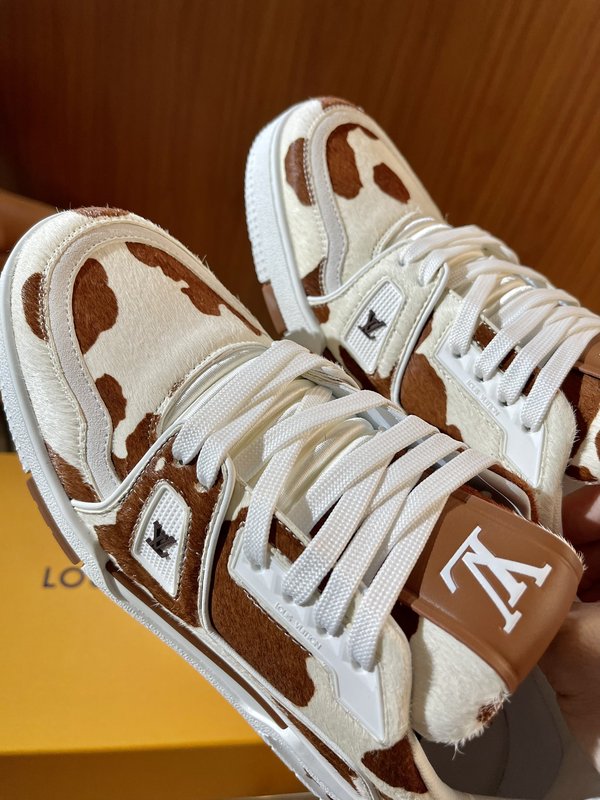 LV 트레이너 스니커즈 카우 프린트 001-185885