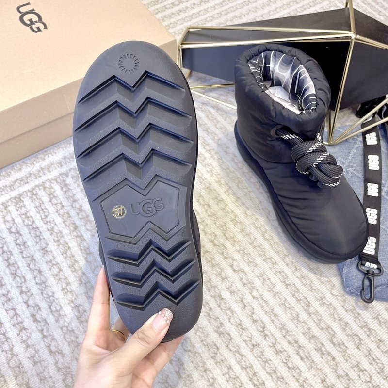 UGG 클래식 맥스 다운 스노우 부츠 001-185968