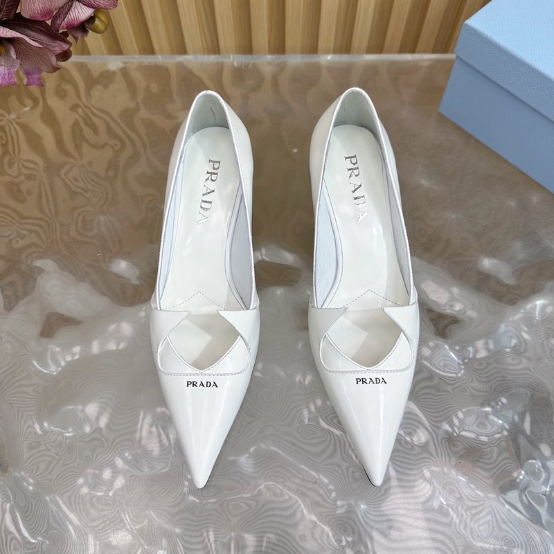 프라다 클래식 트라이앵글 배트 하이힐 펌프스 001-188642