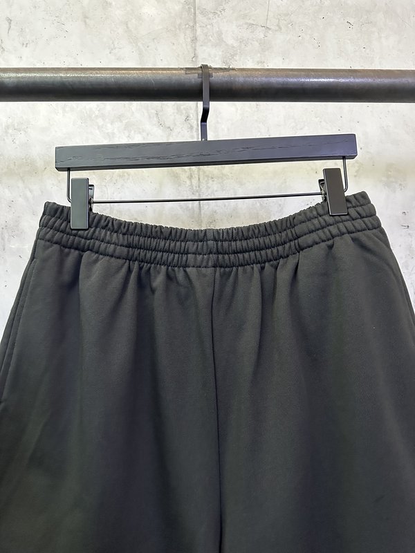 발렌시아가 더블 B 자수 캐주얼 반바지 001-189355