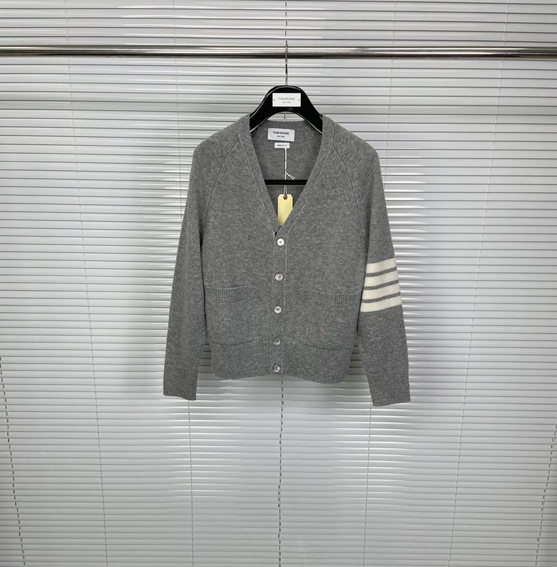 톰브라운 25SS 순모 V 넥 숏 카디건 001-190828