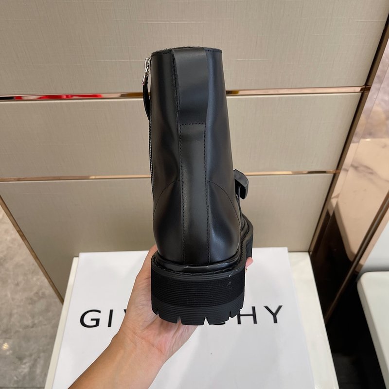 Givenchy GVC 라운드 토 레이스업 부츠 001-191867