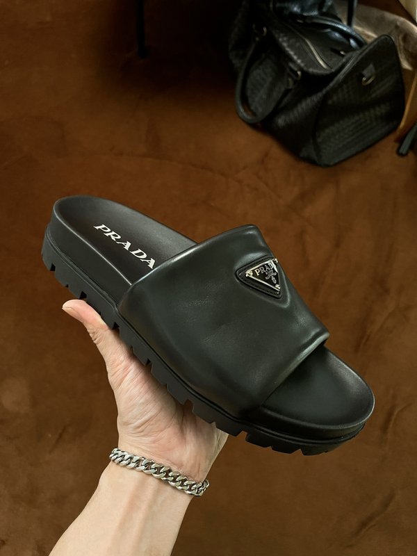 PRADA 부드러운 빵 모양 가죽 샌들 슬리퍼 001-195711