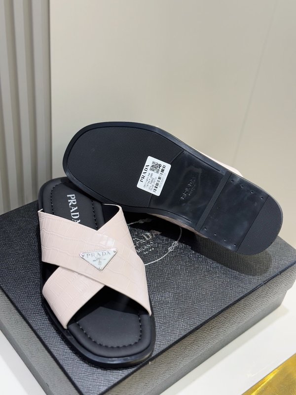 Prada 사피아노 가죽 슬리퍼 001-195786
