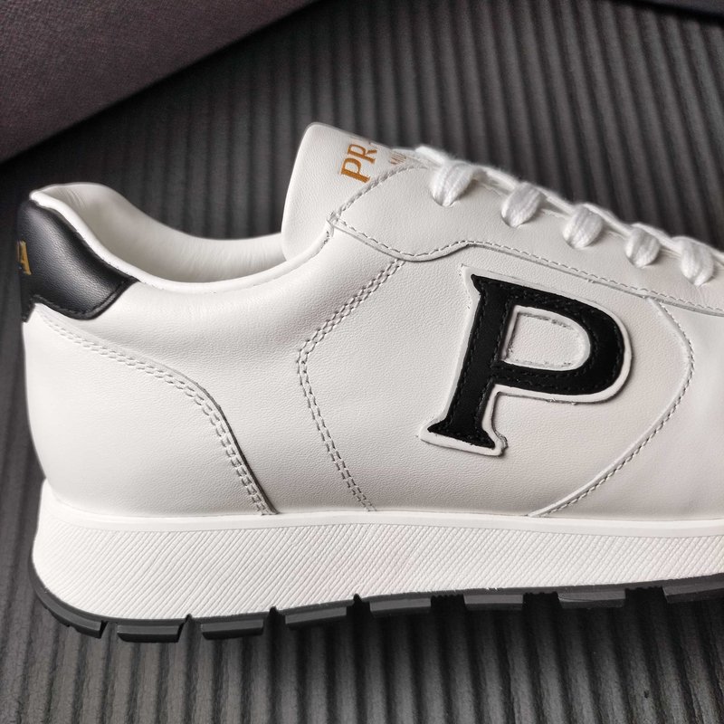 프라다 PRADA 알파벳 P 로고 가죽 캐주얼 운동화 001-195960