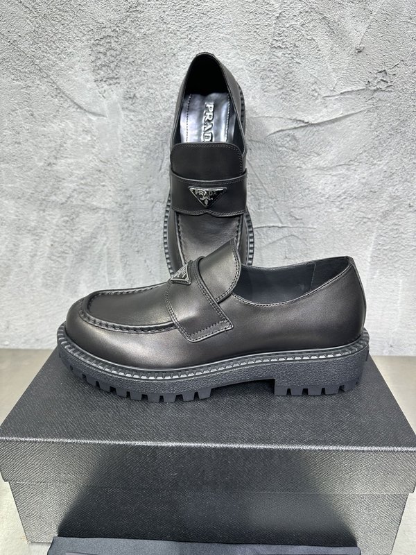 PRADA 에나멜 금속 트리앵글 가죽 로퍼 001-196124