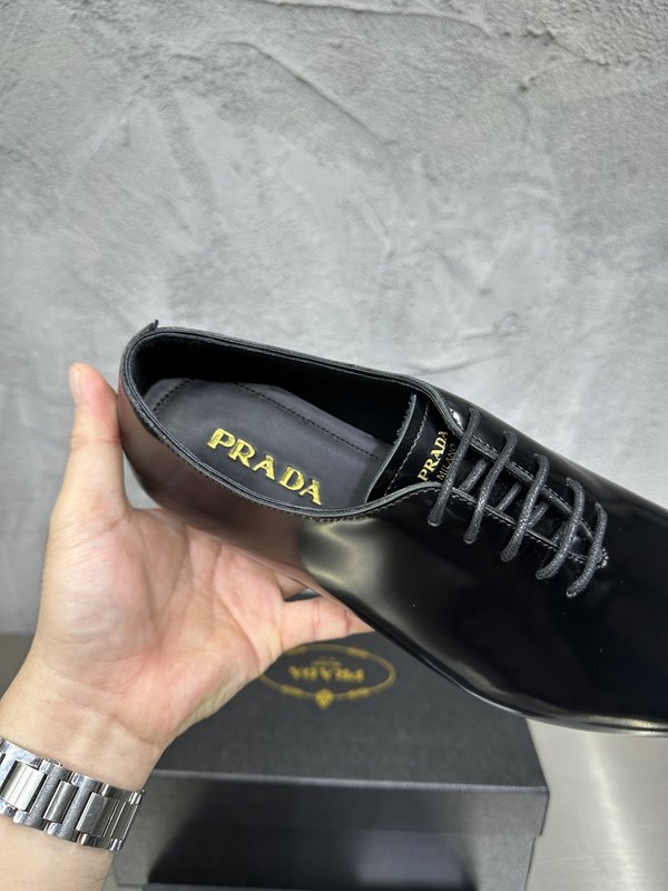 PRADA 레트로 남성 광택 가죽 뮬 슬리퍼 001-196127