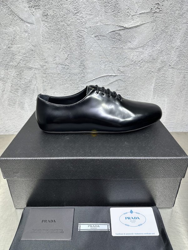 PRADA 레트로 남성 광택 가죽 뮬 슬리퍼 001-196127