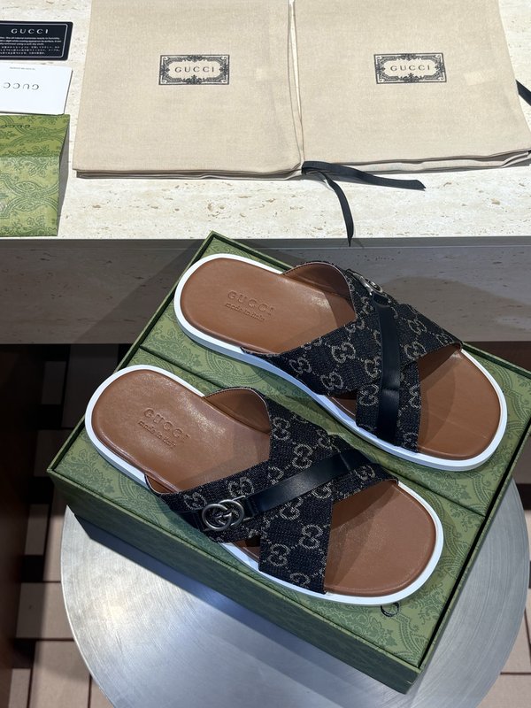 GUCCI 남성 교차 인터록 샌들 001-196586