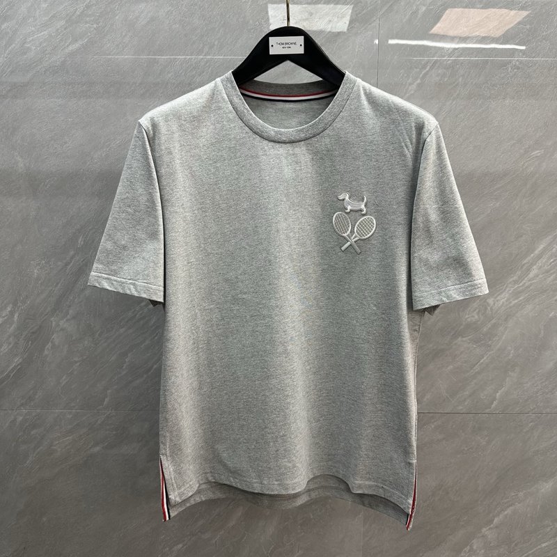Thom Browne 강아지 자수 라운드 티셔츠 001-197326