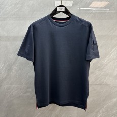 Thombrowne 사이드 슬리브 단추 포켓 라운드 티 001-197526