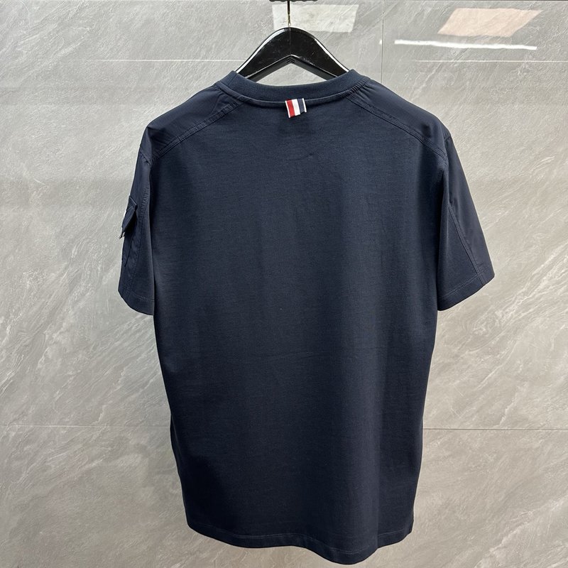 Thombrowne 사이드 슬리브 단추 포켓 라운드 티 001-197526
