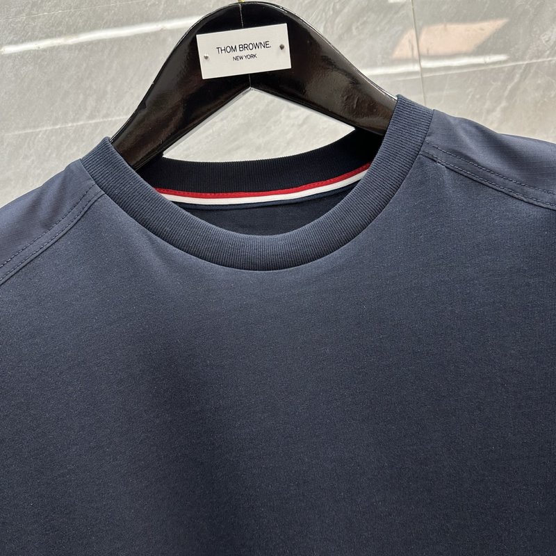 Thombrowne 사이드 슬리브 단추 포켓 라운드 티 001-197526