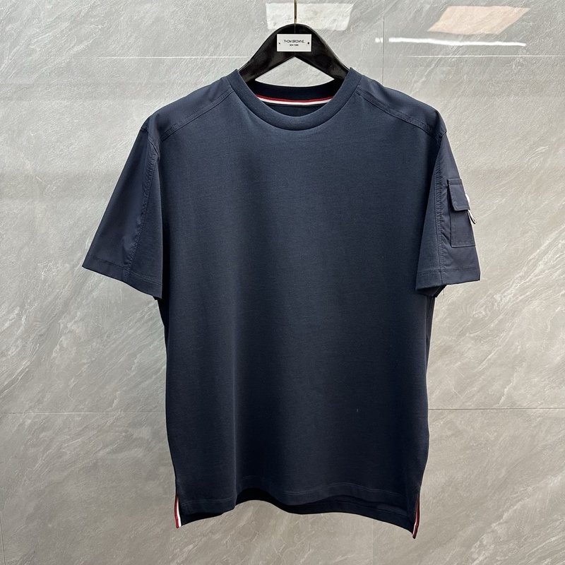 Thombrowne 사이드 슬리브 단추 포켓 라운드 티 001-197526