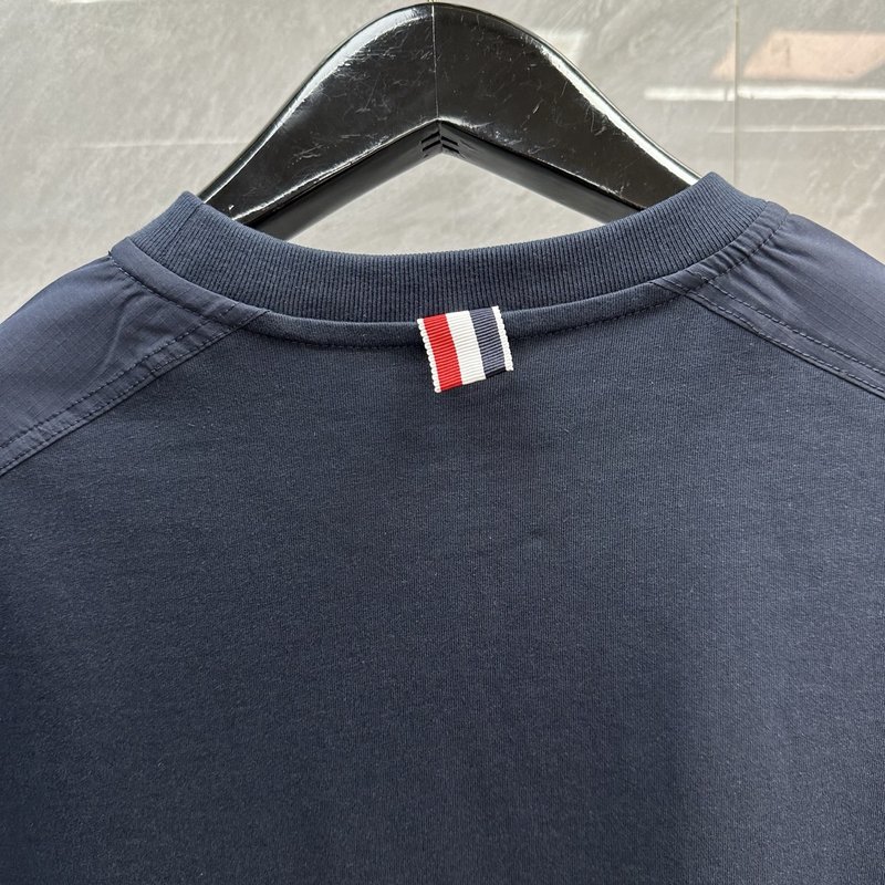 Thombrowne 사이드 슬리브 단추 포켓 라운드 티 001-197526