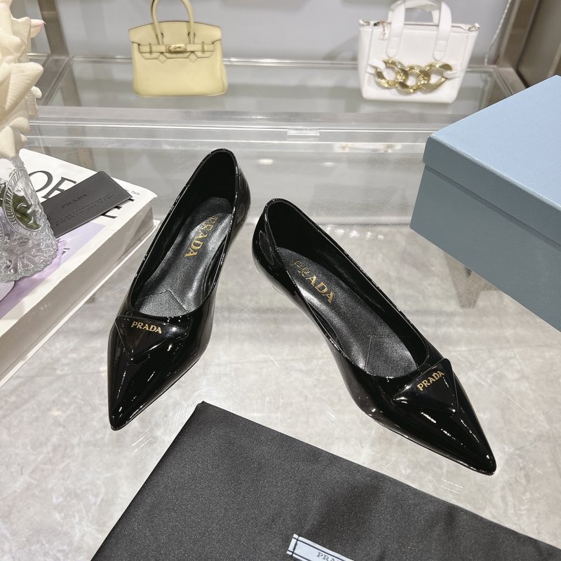 프라다 에나멜 가죽 트라이앵글 포인트 플랫슈즈 001-201135
