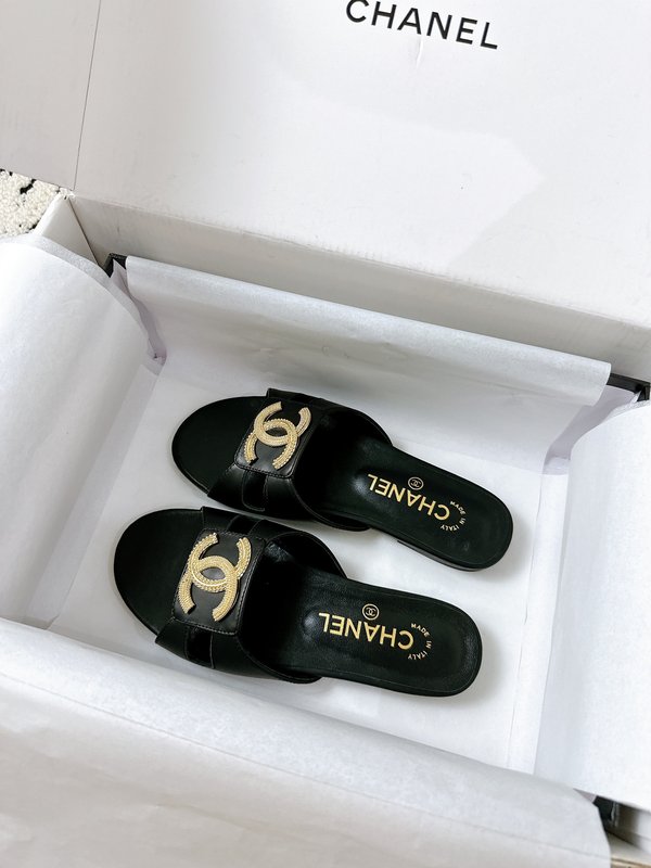 샤넬 더블 C 메탈 버클 가죽 슬리퍼 001-205623