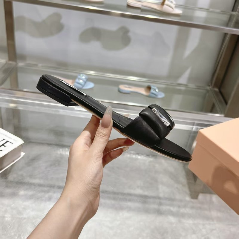 미우미우 여름 신상 다이아몬드 원스트랩 샌들 001-205982