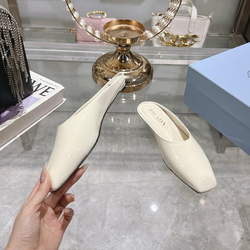 프라다 스퀘어 토 가죽 백리스 샌들 001-206257