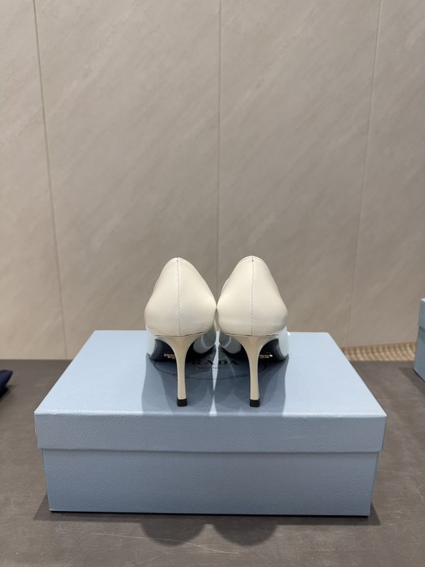 프라다 뾰족한 발끝 에나멜 가죽 하이힐 펌프스 001-206456