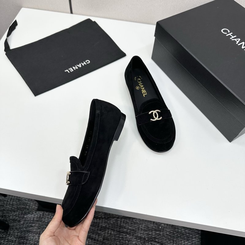 샤넬 클래식 더블 C 로고 가죽 플랫슈즈 001-212974