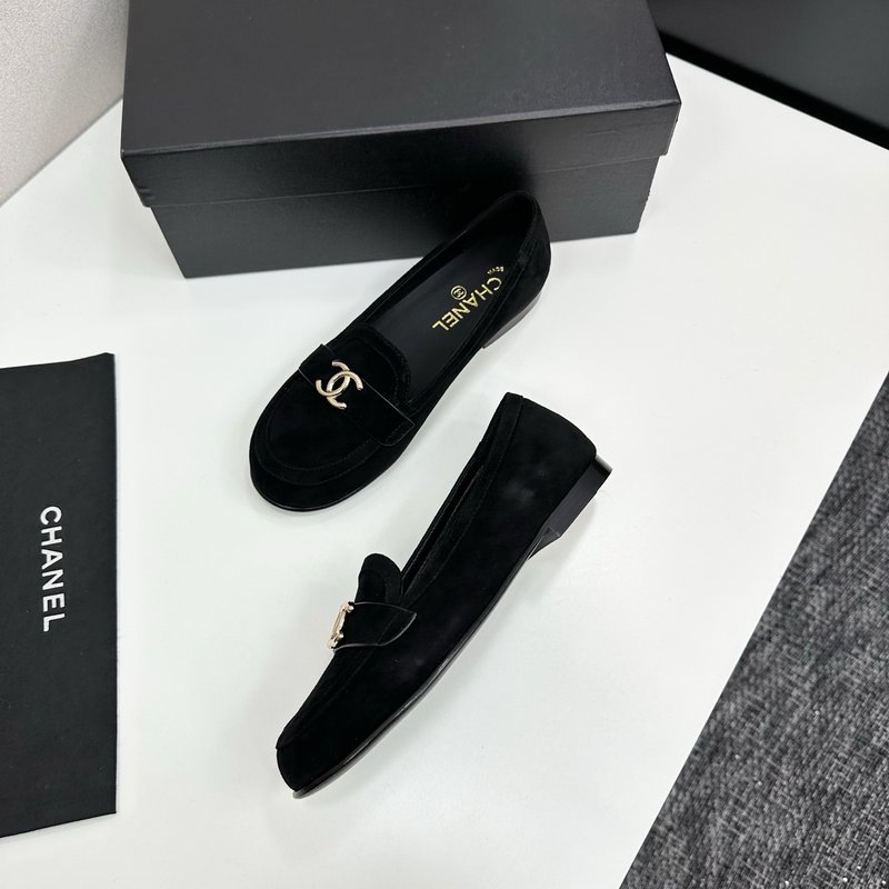 샤넬 클래식 더블 C 로고 가죽 플랫슈즈 001-212974