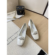 Jimmy Choo 양가죽 플라워 장식 뾰족코 플랫 슈 001-213268