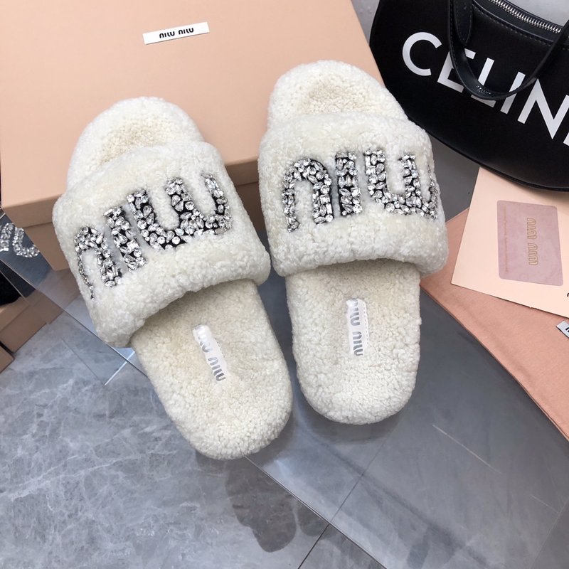미우미우 다이아몬드 버클 퍼 슬리퍼 001-213545