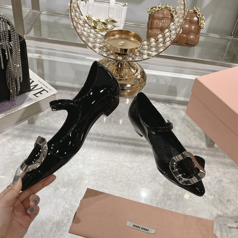 미우미우 뾰족구두 에나멜 로힐 백리스 메리제인 001-213547
