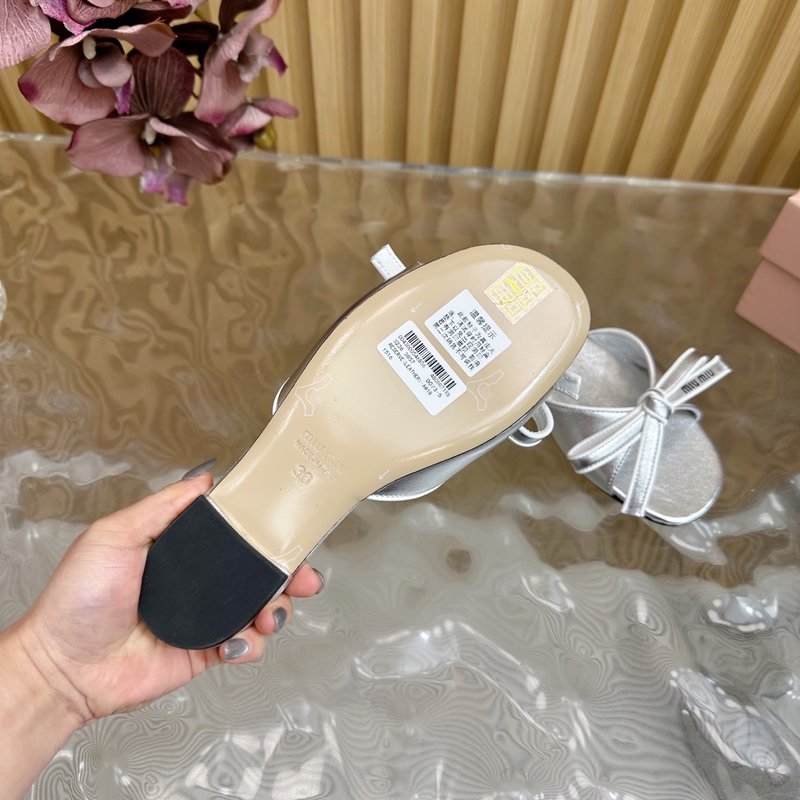 미우미우 리본 장식 포인트 플랫 샌들 001-213576
